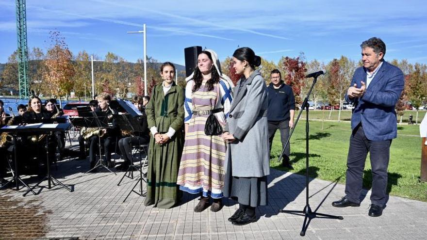 Numeroso público acudió al acto de inauguración de las calles.  |  // R.V. 