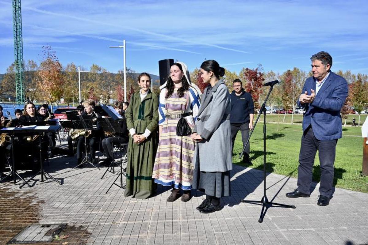 Numeroso público acudió al acto de inauguración de las calles.  |  // R.V.