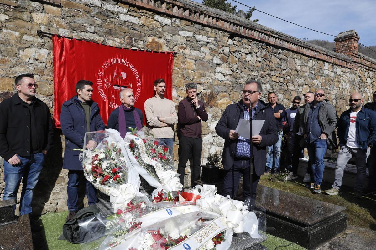 José Luis Alperi, durante su intervención en el acto de homenaje a Manuel Llaneza en Mieres.
