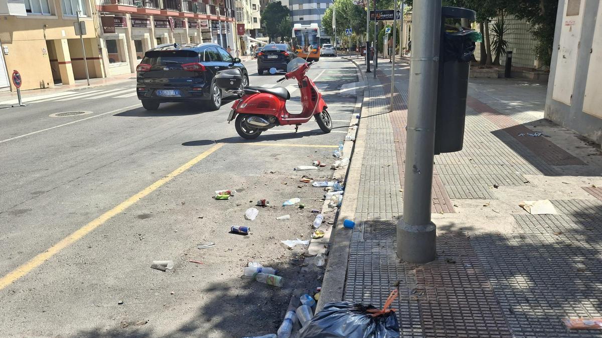 Desperdicios esparcidos fuera de una papelera del entorno de la Plaza Mayor
