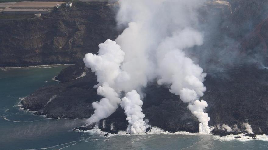 La lava del volcán de La Palma sobre la nueva fajana