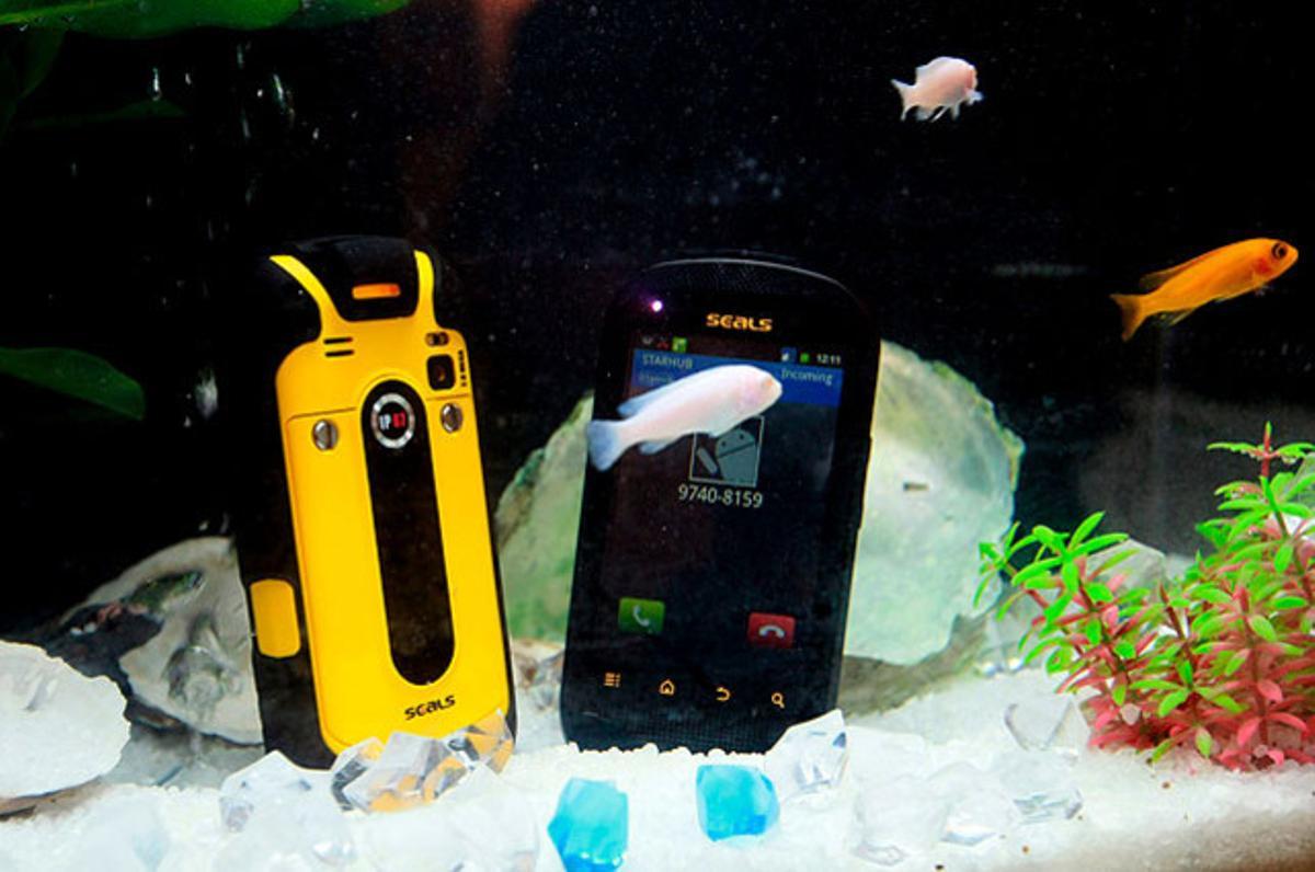 Singapur celebra aquests dies la 23a fira CommunicAsia. A la imatge, dos telèfons mòbils dins d’una peixera per demostrar la seva resistència a l’aigua.