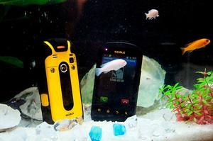 Singapur celebra aquests dies la 23a fira CommunicAsia. A la imatge, dos telèfons mòbils dins d’una peixera per demostrar la seva resistència a l’aigua.