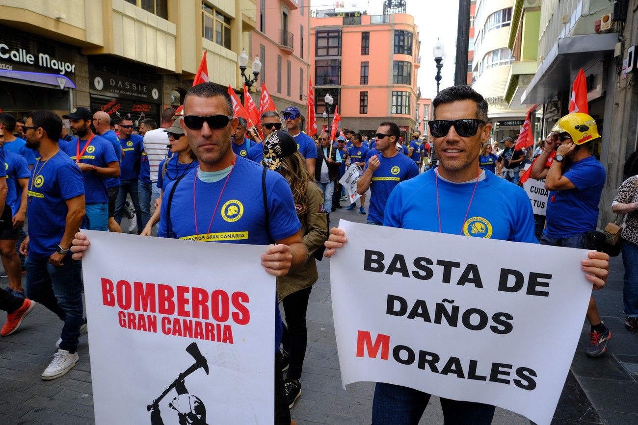 Los bomberos se manifiestan contra el Cabildo para exigir 80 trabajadores más