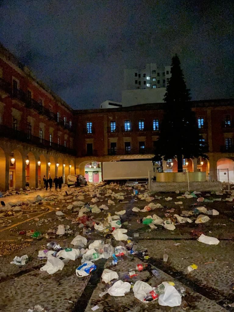 Los residuos que deja la Nochevieja de Gijón, en imágenes