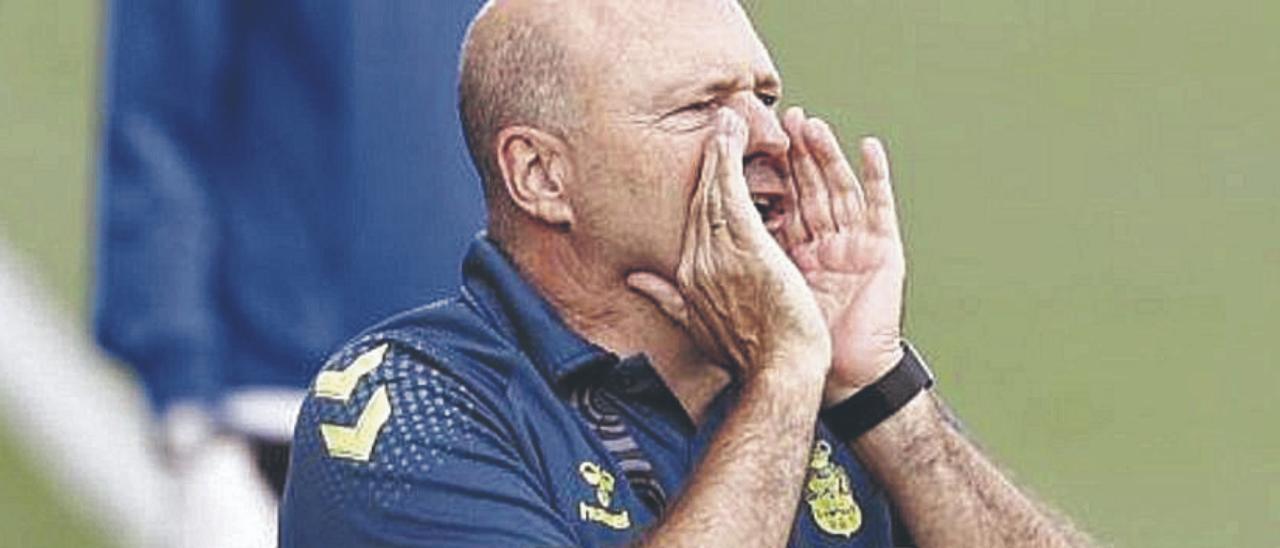 José Mel Pérez, técnico de la UD, ayer, durante la disputa de la quinta jornada de LaLiga SmartBank, en La Rosaleda.