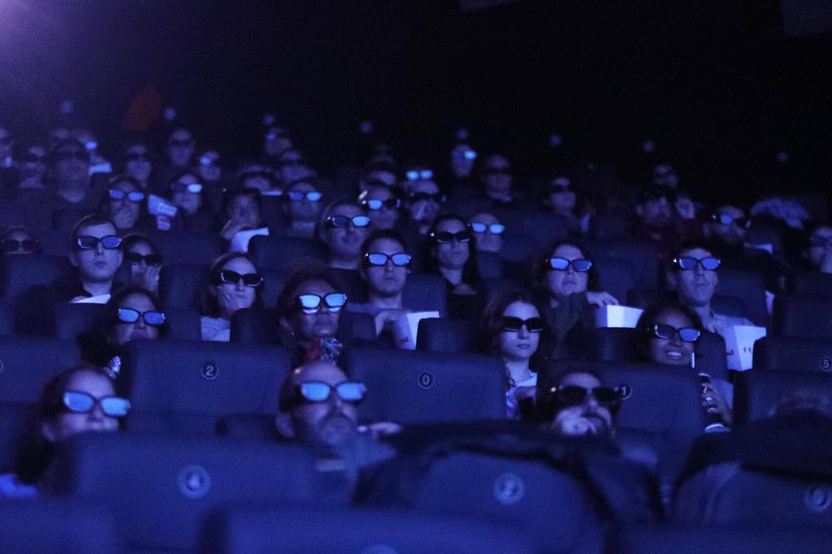 Girona. Cinemes Ocine. Espectadors veient Avatar 3 amb les ulleres de 3D posades.