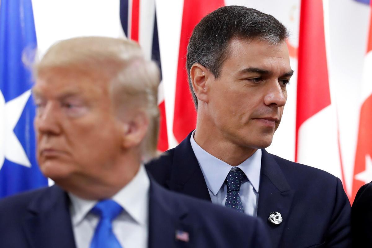 El presidente del Gobierno español, Pedro Sánchez, y el presidente de EE.UU., Donald Trump (i), durante la Cumbre del G20 en Osaka (Japón) EN 2019.