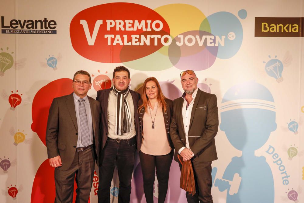 Los invitados posan en el photocall de los premios Talento Joven CV.