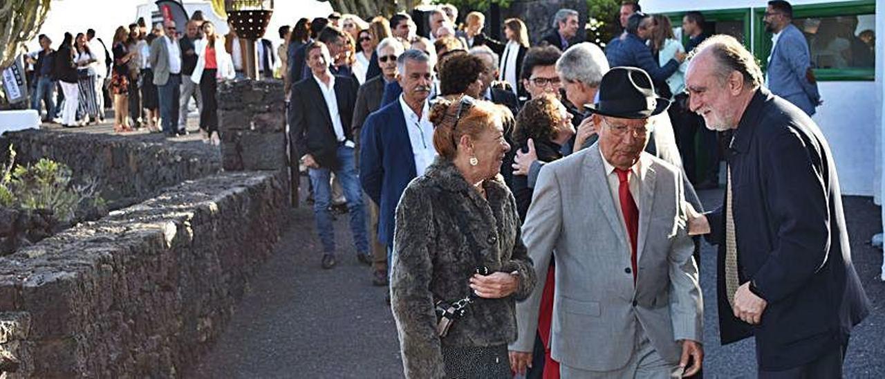 Arriba, llegada de los invitados, ayer, a Taro. Debajo, Sonsoles Espinosa, Zapatero, José Juan Ramírez y Fernando Gómez. Al lado, un momento de la fiesta.