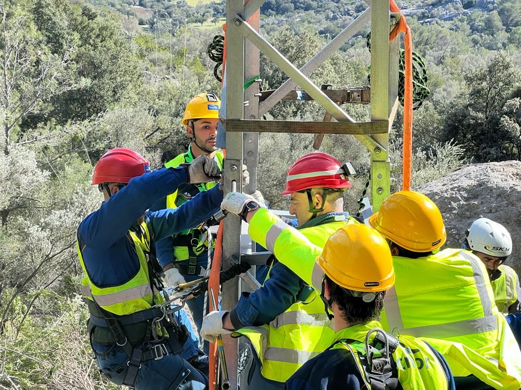 Endesa coloca con ayuda de un helicóptero una torre de línea de media tensión de la Serra de Tramuntana