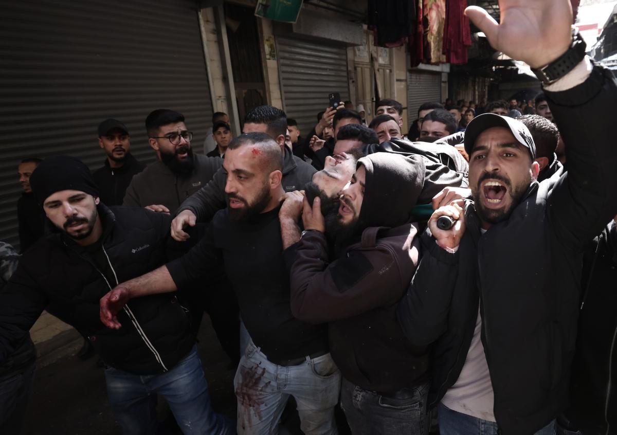 Palestinos trasladan el cuerpo sin vida de un joven tras la irrupción de fuerzas israelís en Nablus, en la Cisjordania ocupada. Palestinos trasladan el cuerpo sin vida de un joven tras la irrupción de fuerzas israelís en Nablus, en la Cisjordania ocupada.