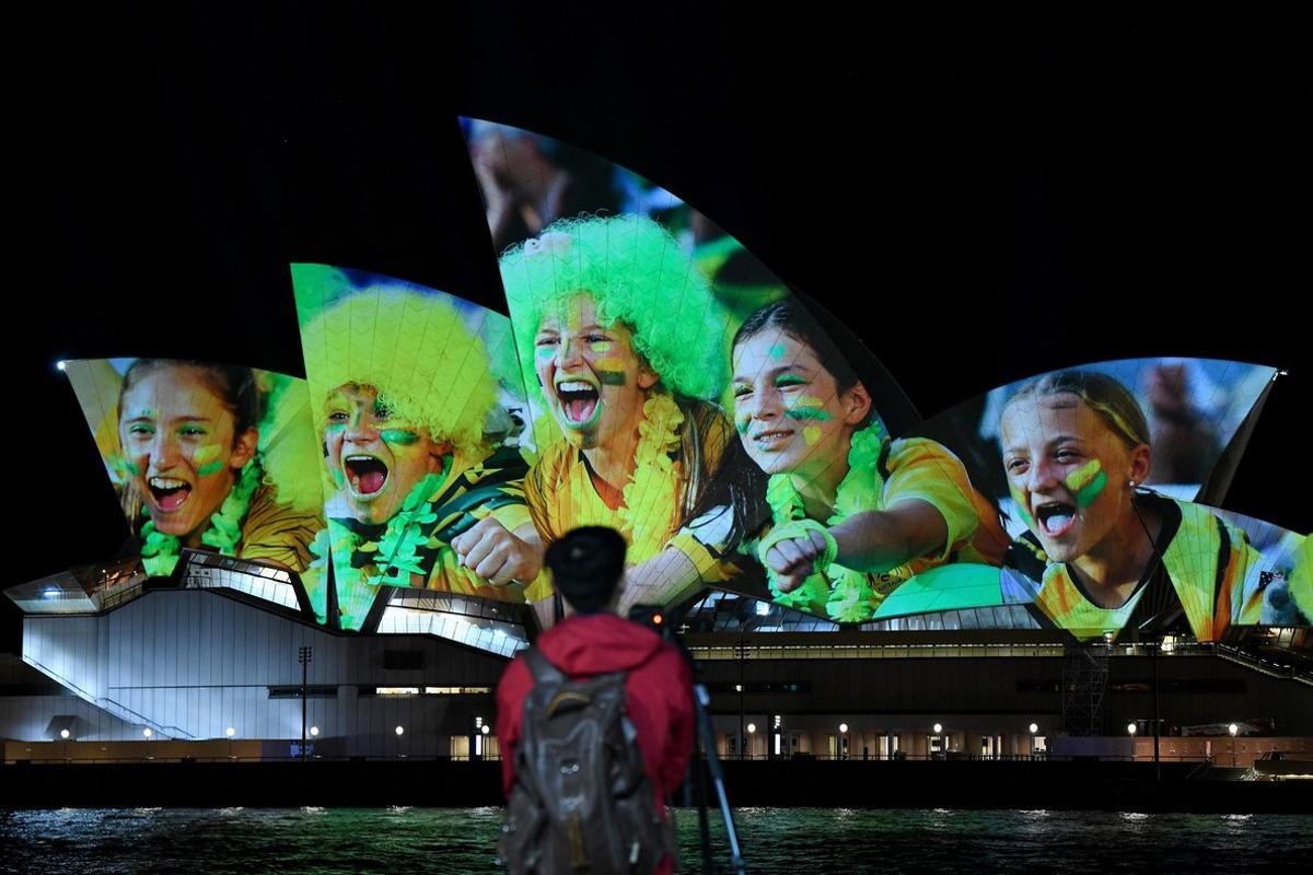 Sydney (Australia), 25/06/2020.- The Sydney Opera House is illuminated in support of Australia and New Zealand’s joint bid to host the FIFA Women’s World Cup 2023, in Sydney, Australia, 25 June 2020. FIFA will vote today who will be the host of women’s FIFA 2023 World Cup. (Nueva Zelanda) EFE/EPA/BIANCA DE MARCHI AUSTRALIA AND NEW ZEALAND OUT