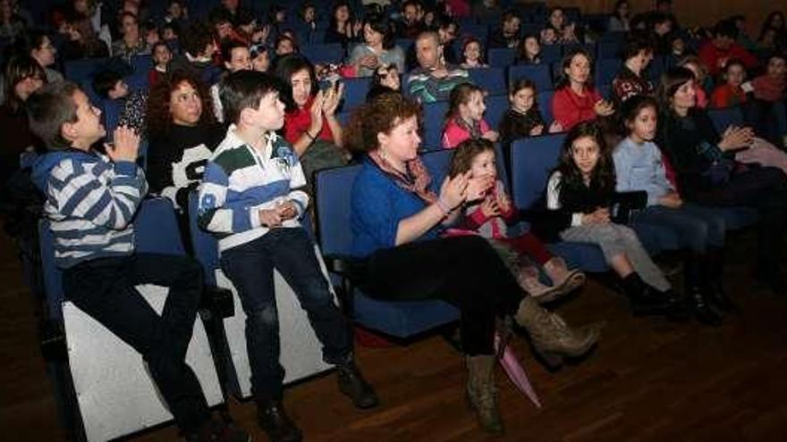 Los niños de la villa disfrutaron de la obra.  // Bernabé/Luismy