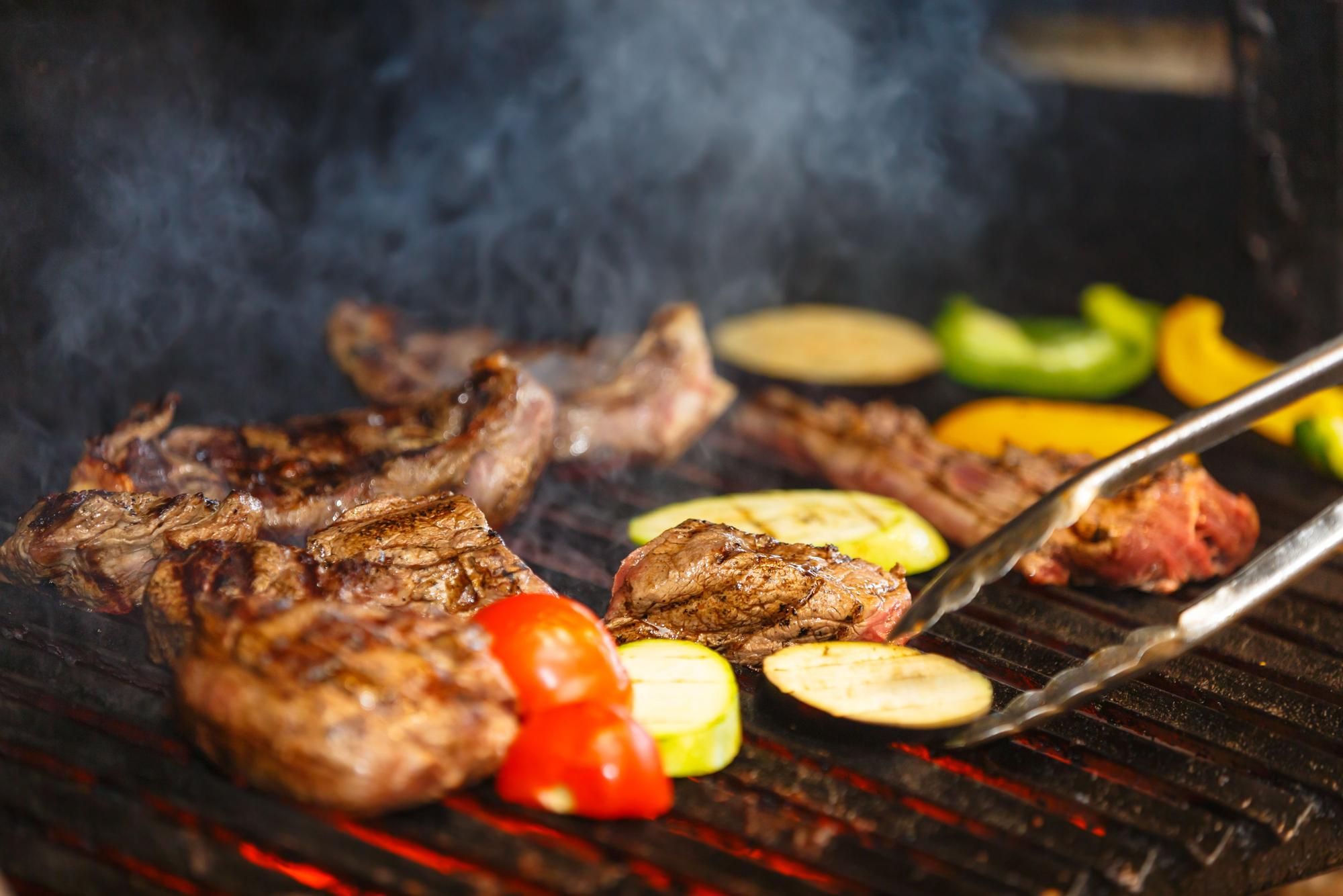 La carne asada sobre un fuego abierto, cocinada en una manera