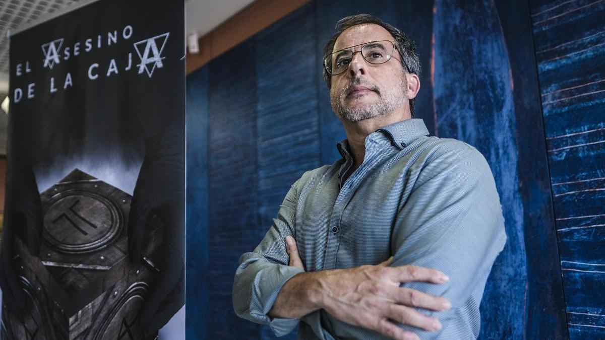 Luis Verge junto al cartel de su nueva novela ‘El asesino de la caja’.