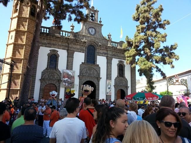 Fiestas del Pino en Teror: Subida de la Bandera en la Basílica