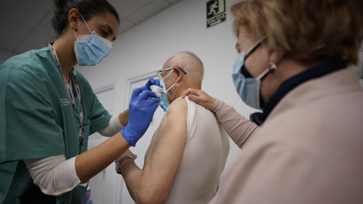 Vacunación de mayores en Viernes Santo