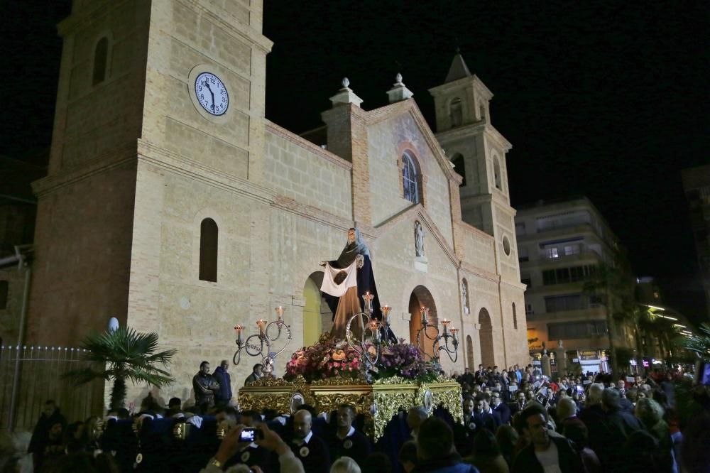 Algunas de las imágenes decanas de la Semana Santa se acercaron al mar y los paseos en Martes Santo