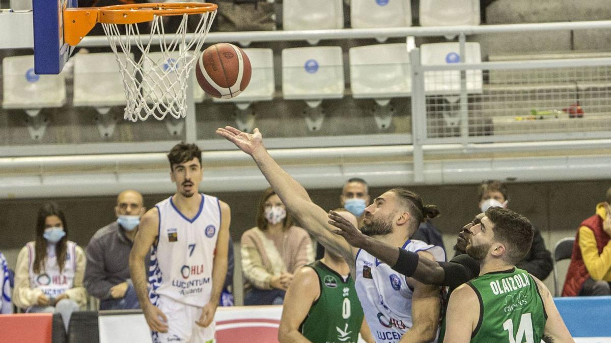 Pilepic trata de anotar ante tres jugadores del Cáceres.