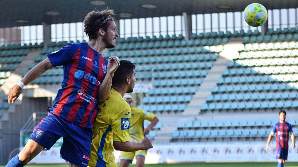 Una jugada del Segoviana-Arandina que se disputó ayer en la Nueva Balastera de Palencia. / FCYLF