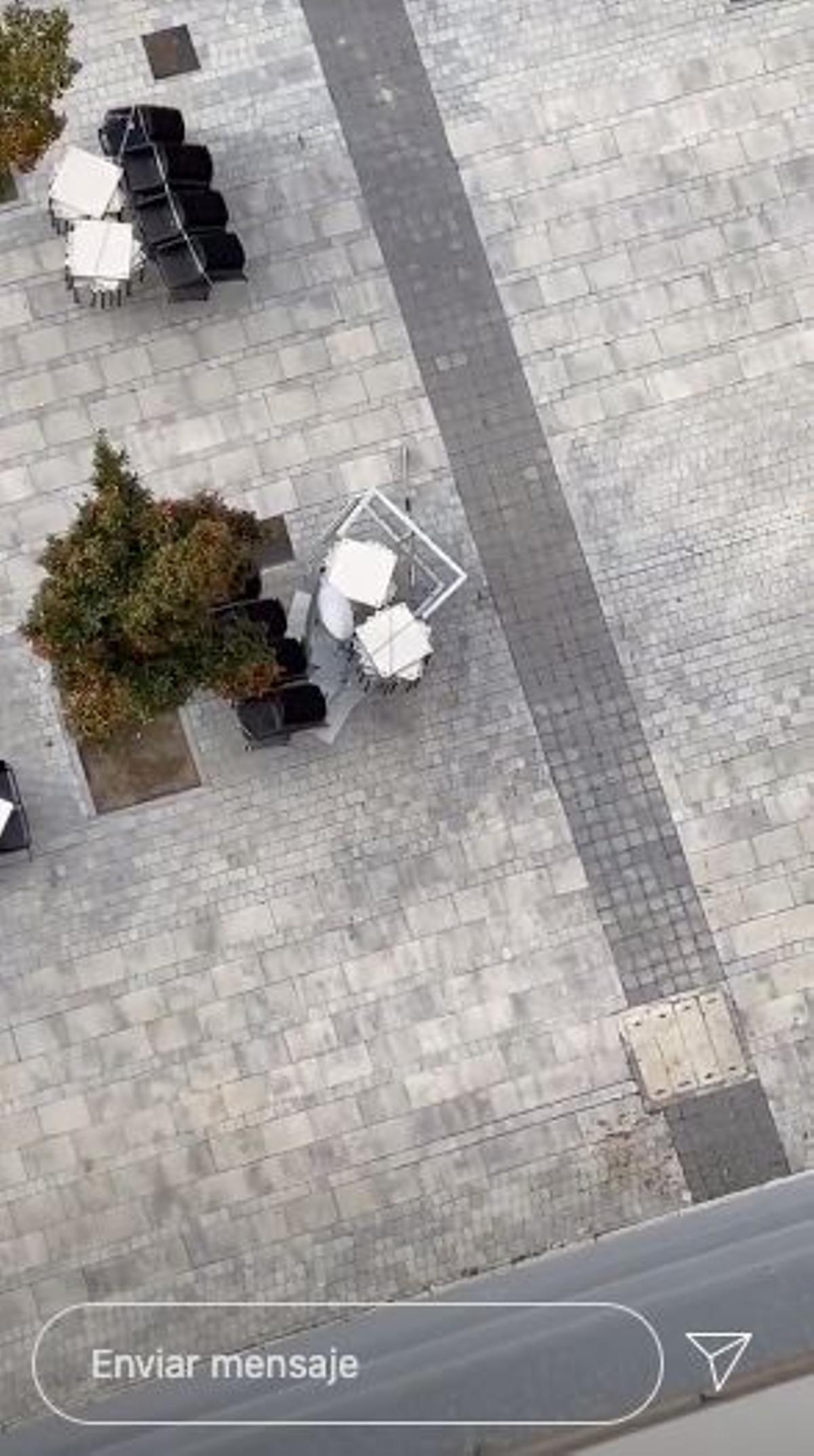 La silla y la sombrilla de Violeta Mangriñán después de caer desde su terraza