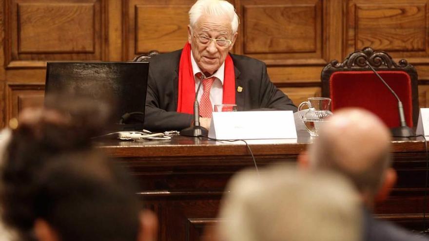 El párroco, ayer, durante su ponencia en el Aula Magna.