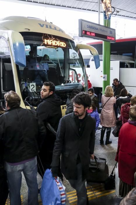 Colas en la estación de Oviedo para coger los autobuses a Madrid una vez se restableció el tráfico