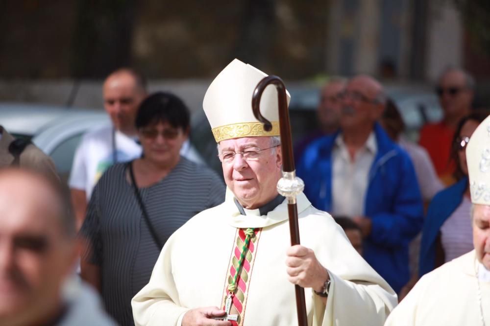 Lluc oficializa la marcha de los 'coritos' en una misa presidida por el obispo