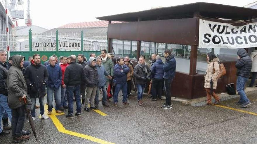 Trabajadores de Factorías Vulcano bloquearon por tercer día el acceso al astillero. // Alba Villar