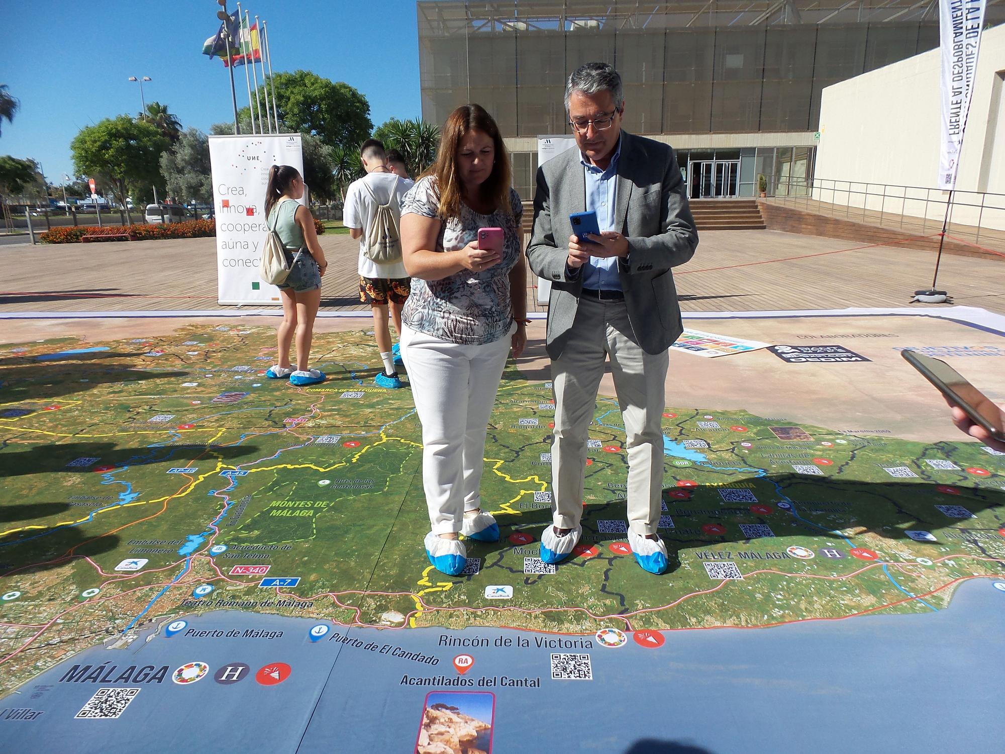 El mapa interactivo gigante de Málaga, a las puertas de la Diputación