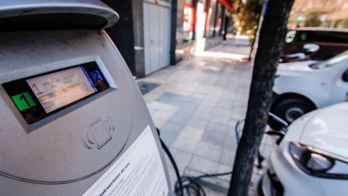 Un coche elétrico en el punto de recarga de Doctor Marañón en Cáceres.
