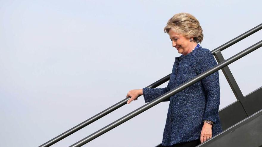 Clinton baja de un avión en el aeropuerto de Cedar Rapids, en el Estado de Iowa.