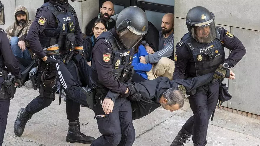 Paralizado el desahucio de una familia con dos menores en el barrio de Colonia Requena
