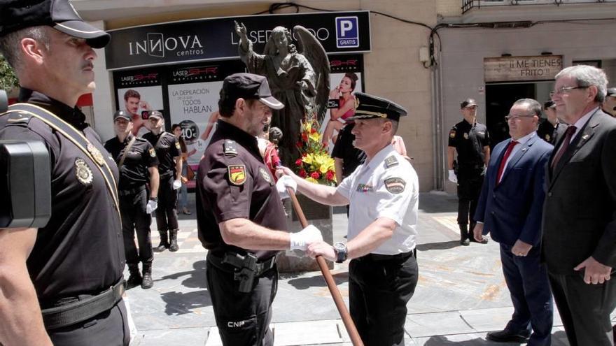 El Cristo de la Sentencia californio dona un guión  a la Policía Nacional