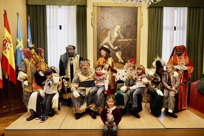 La ilusión madruga en el Ayuntamiento de Gijón para recibir a los Reyes Magos: “Llevamos aquí desde las 6 de la mañana, pero merece la pena”