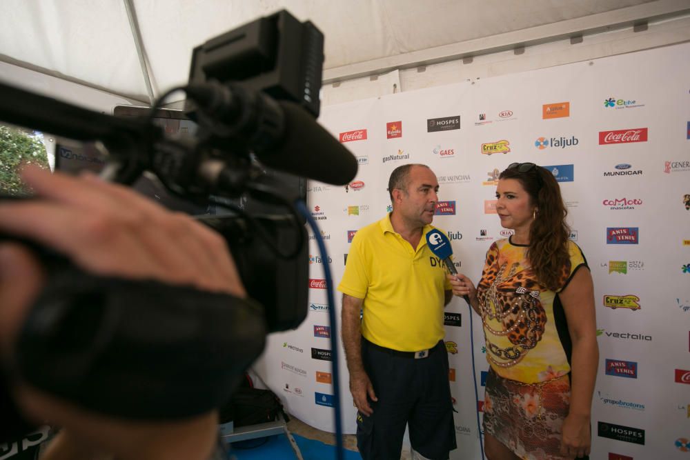 El responsablde DYA Antonio Tarí ofreciendo una entrevista a la periodista Anabel Rosas, de INFORAMCIÓN