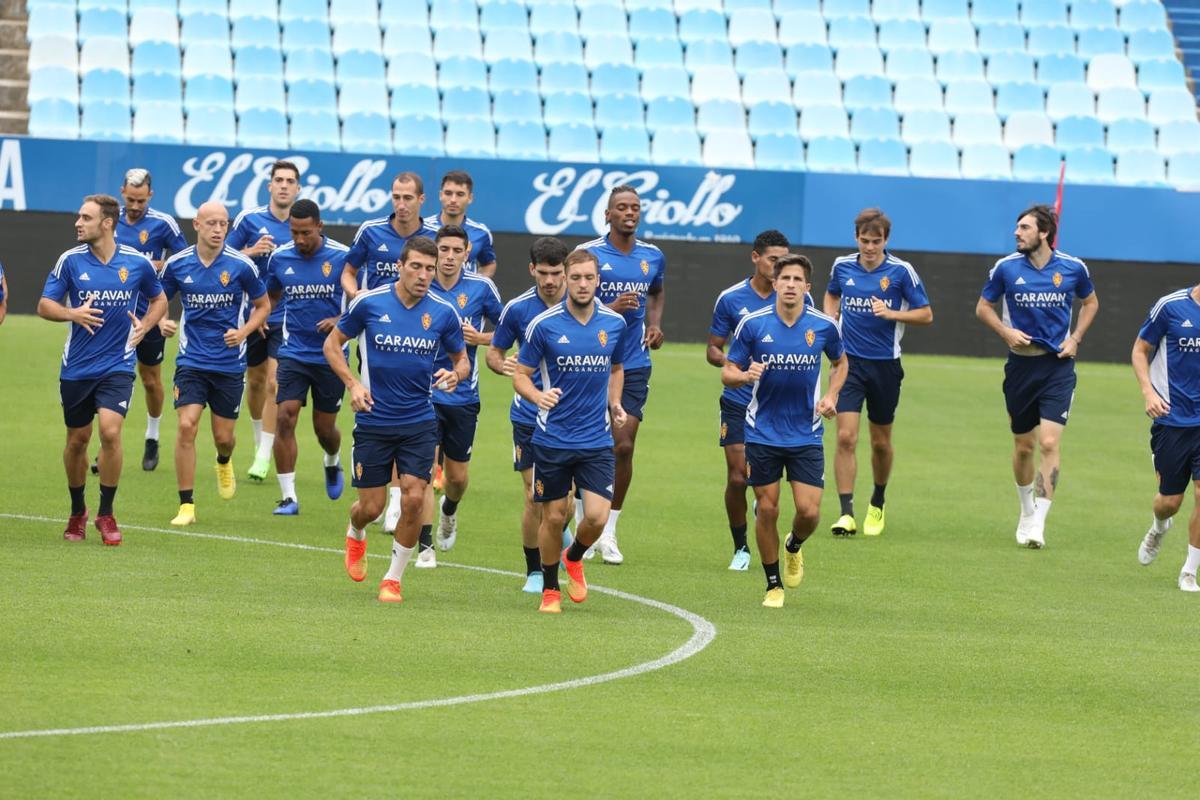 La plantilla zaragocista corre con suavidad en La Romareda al principio de la sesión de este jueves.