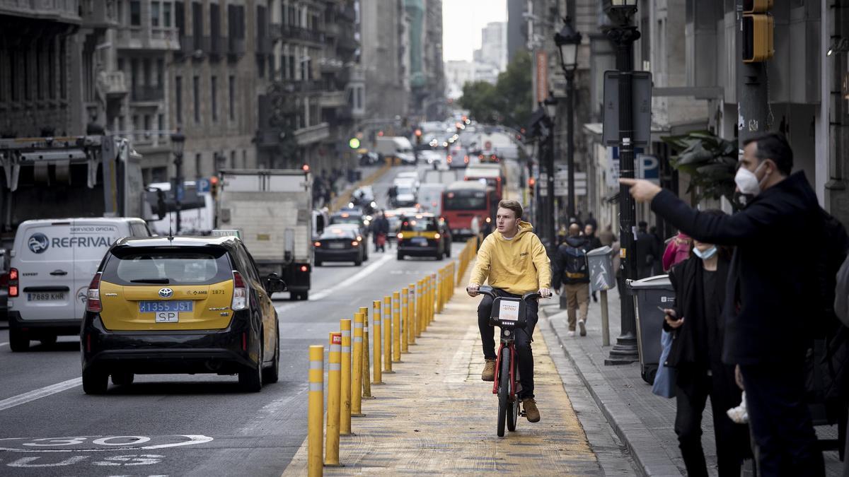 Urbanismo táctico en Via Laietana pensado para los peatones pero aprovechado por los ciclistas