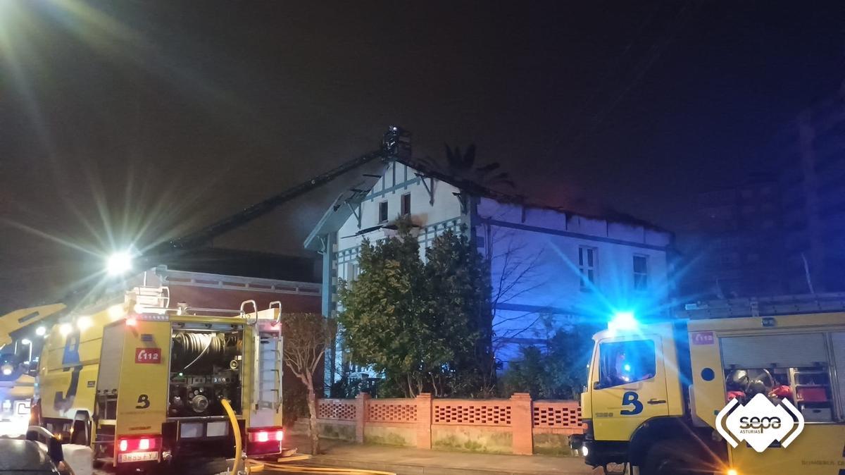 EN IMÁGENES: Un incendio de madrugada calcina por completo una conocida escuela de surf de Salinas