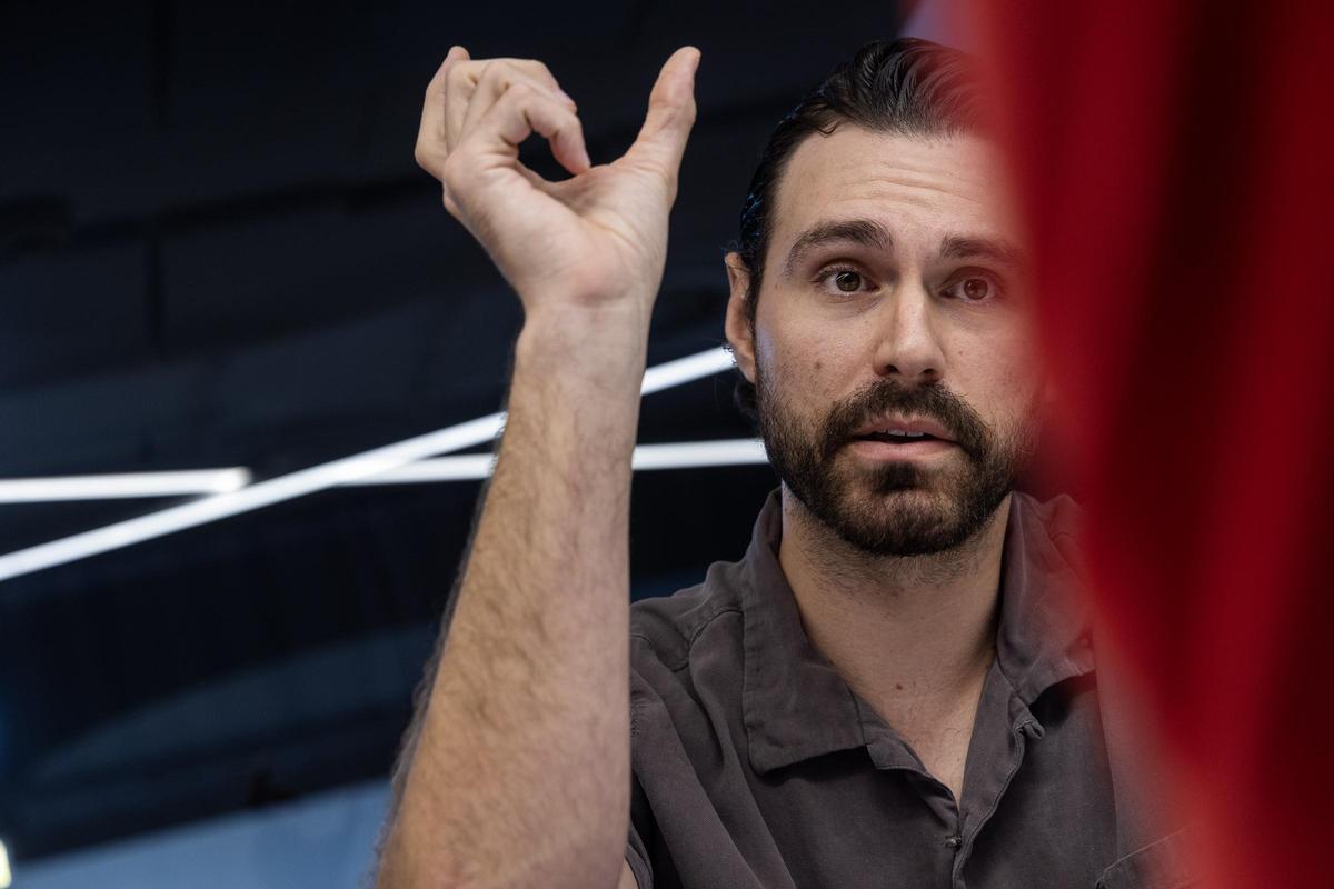 Roberto Aguayo, durante la entrevista en la redacción de INFORMACIÓN, en Alicante.