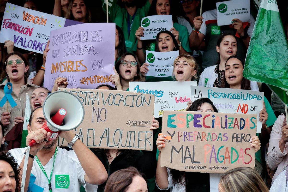Concentración de matronas en el Hospital La Candelaria bajo el lema 'Nada que celebrar' Concentración de matronas en el Hospital La Candelaria bajo el lema 'Nada que celebrar'
