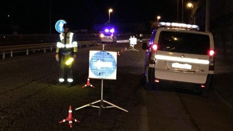 Borracho y sin carné de conducir: se queda dormido en medio de la carretera en Gondomar