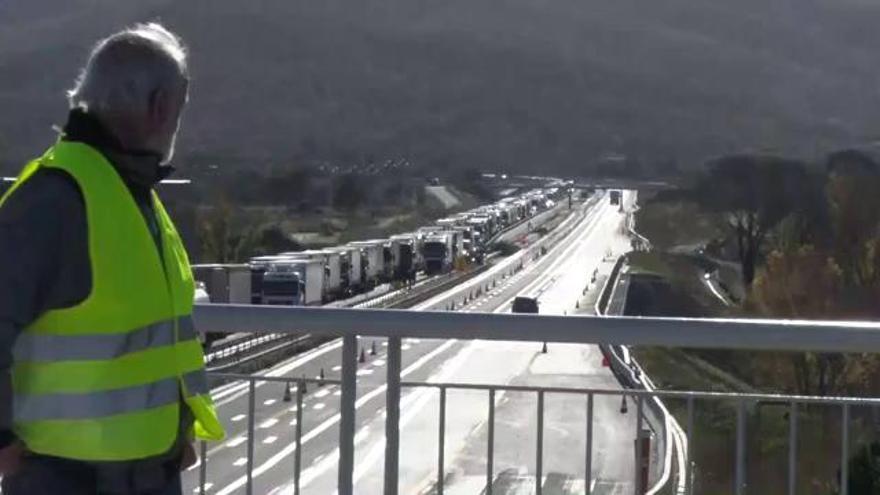 Centenars de camions bloquejats a la Catalunya del Nord pels armilles grogues
