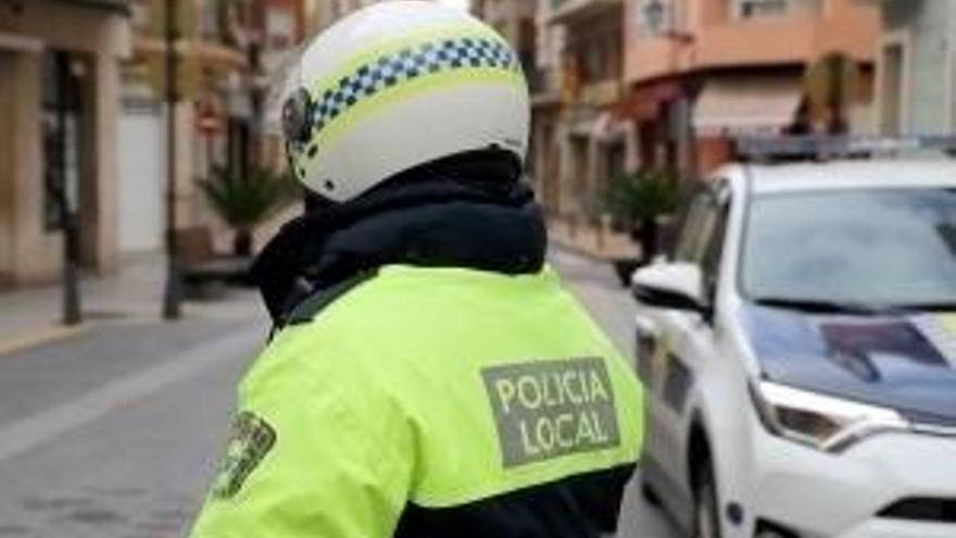 Roba un coche en Cullera y embiste a varios policías en su alocada huida