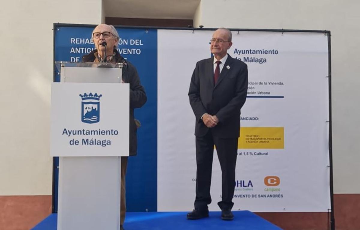 El exconcejal, el pasado lunes, junto al alcalde, durante la inauguración del nuevo espacio cultural en el recuperado convento.