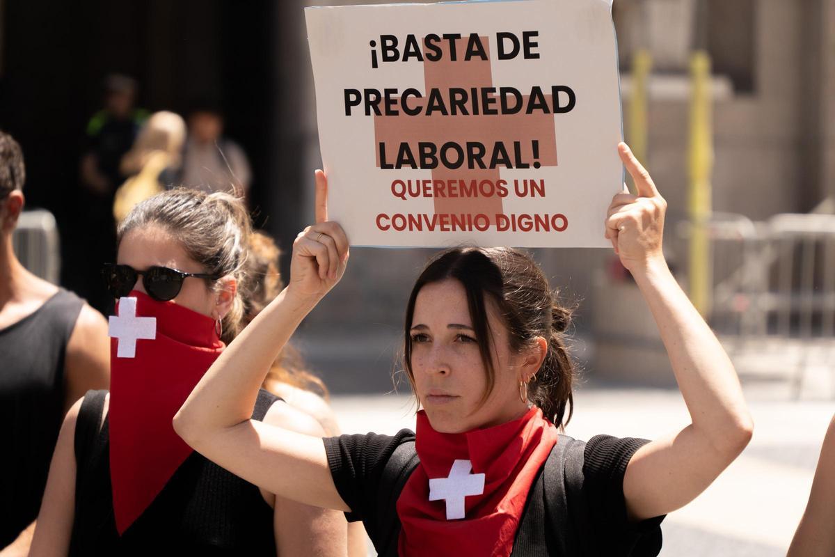 Protesta de los trabajadores de la Cruz Roja en la Plaça Sant Jaume