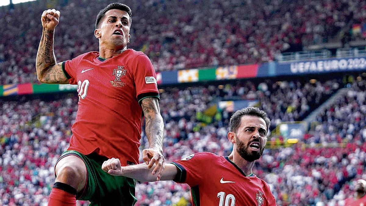 João Cancelo y Bernardo Silva celebran el primer gol de Portugal a Turquía.