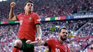 João Cancelo y Bernardo Silva celebran el primer gol de Portugal a Turquía.