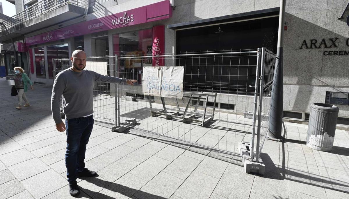 El dueño de la tienda de trajes de novio denuncia que tiene su escaparate inutilizado.  | // PABLO HERNÁNDEZ